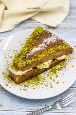 Geleneksel Türk Tatlısı Ekmek Kadayif / Ekmek Pudingi. Kremalı Ramazan Tatlısı