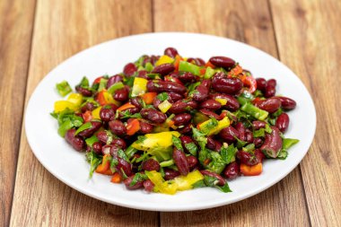 Meksika fasulye salatası. Seramik tabakta servis edilen ev yapımı siyah fasulye, seçici odaklı.