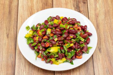 Meksika fasulye salatası. Seramik tabakta servis edilen ev yapımı siyah fasulye, seçici odaklı.