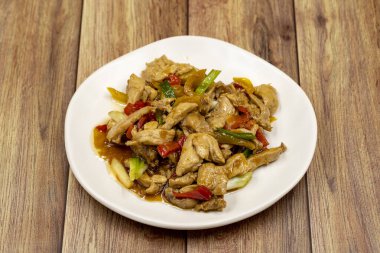 Çin tavuk yemeği. Zeytinyağı ve soya soslu tavuk. Geleneksel Çin yemeği sarımsak, soğan, capia biberi ve yeşil biberle hazırlandı.