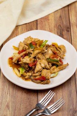 Çin tavuk yemeği. Zeytinyağı ve soya soslu tavuk. Geleneksel Çin yemeği sarımsak, soğan, capia biberi ve yeşil biberle hazırlandı.