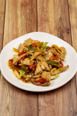 Çin tavuk yemeği. Zeytinyağı ve soya soslu tavuk. Geleneksel Çin yemeği sarımsak, soğan, capia biberi ve yeşil biberle hazırlandı.