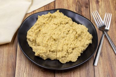 Seramik tabakta humus. Nohut tabakları, vejetaryen yemeği..