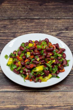 Meksika fasulye salatası. Seramik tabakta servis edilen ev yapımı siyah fasulye, seçici odaklı.