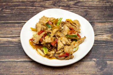 Çin tavuk yemeği. Zeytinyağı ve soya soslu tavuk. Geleneksel Çin yemeği sarımsak, soğan, capia biberi ve yeşil biberle hazırlandı.