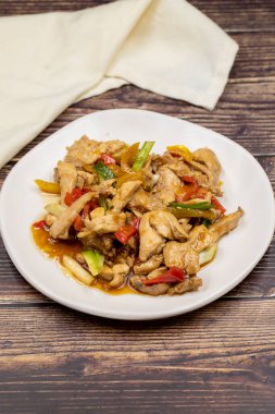 Çin tavuk yemeği. Zeytinyağı ve soya soslu tavuk. Geleneksel Çin yemeği sarımsak, soğan, capia biberi ve yeşil biberle hazırlandı.