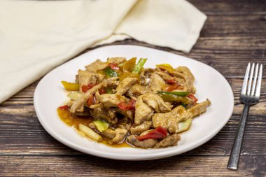 Çin tavuk yemeği. Zeytinyağı ve soya soslu tavuk. Geleneksel Çin yemeği sarımsak, soğan, capia biberi ve yeşil biberle hazırlandı.