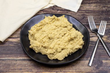 Seramik tabakta humus. Nohut tabakları, vejetaryen yemeği..