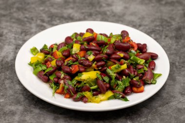 Meksika fasulye salatası. Seramik tabakta servis edilen ev yapımı siyah fasulye, seçici odaklı.