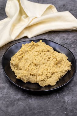 Seramik tabakta humus. Nohut tabakları, vejetaryen yemeği..