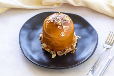 Siyah bir tabakta ahududu ve muzlu kek.