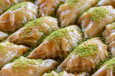 Baklava. Geleneksel Orta Doğu lezzetleri. Baklava 'nın yerel adı Kaymakli sobiyet. Kapat.