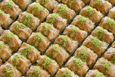 Fıstıklı baklava. Geleneksel Orta Doğu lezzetleri. Yerel adı Fistikli Baklava 'dır. Kapat.