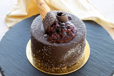 Özel olarak tasarlanmış ahududu ve çikolatalı pasta. Ahududu ve çikolatanın mükemmel ahengi