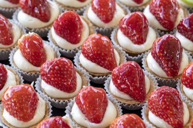 Çilek dört ya da turta ister. Kapat.