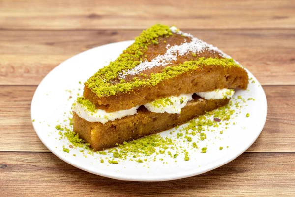 Geleneksel Türk Tatlısı Ekmek Kadayif Ekmek Pudingi Kremalı Ramazan Tatlısı — Stok fotoğraf