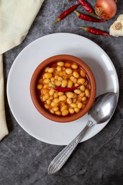 Koyu arkaplanda sıcak Türk fasulye güveci. Kuru Fasulye güvecinde pişirilmiş İsspir fasulyesi. Üst görünüm