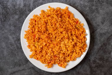 Koyu arkaplanda Bulgur pilavı. Seramik tabakta Türk yemeği Bulgur Pilav 'a yakın çekim. Üst görünüm
