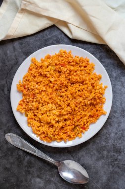 Koyu arkaplanda Bulgur pilavı. Seramik tabakta Türk yemeği Bulgur Pilav 'a yakın çekim. Üst görünüm