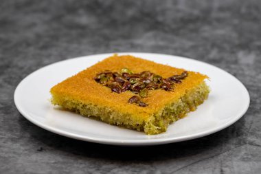 Fıstıklı kadayif tatlısı, koyu arkaplanda. Geleneksel Türk mutfağı aroması. Kapat.