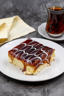 Koyu arkaplanda karamel tatlısı. Geleneksel Türk mutfağı aroması. Kapat.