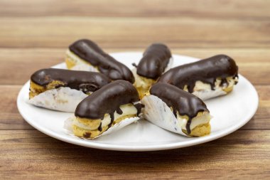 Tahta arka planda çikolatalı pasta. Geleneksel Fransız tatlısı. Hamur işi ürünleri. Kapat.