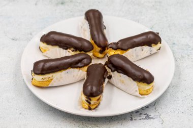 Taş zeminde çikolatalı pasta. Geleneksel Fransız tatlısı. Hamur işi ürünleri. Kapat.