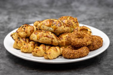 Koyu arkaplanda susamlı kraker. Atıştırmalık kurabiye. Kapat.