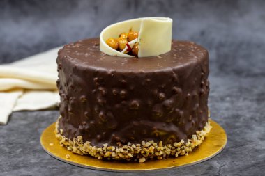 Koyu arkaplanda kutlama çikolatalı keki. Hamur işi ürünleri. Kapat.