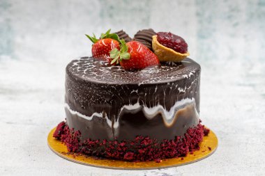 Taş zeminde kutlama çikolatalı keki. Hamur işi ürünleri. Kapat.