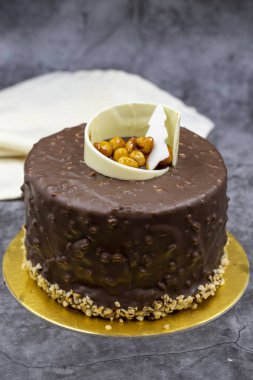 Koyu arkaplanda kutlama çikolatalı keki. Hamur işi ürünleri. Kapat.