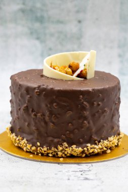 Taş zeminde kutlama çikolatalı keki. Hamur işi ürünleri. Kapat.