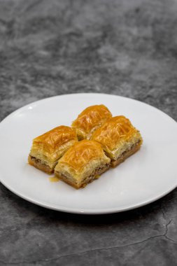 Koyu arkaplanda ceviz baklavası. Geleneksel Türk mutfağı lezzetleri. Yakın plan..