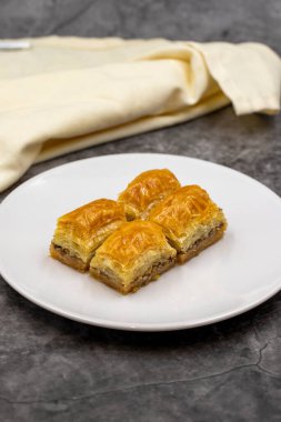 Koyu arkaplanda ceviz baklavası. Geleneksel Türk mutfağı lezzetleri. Yakın plan..