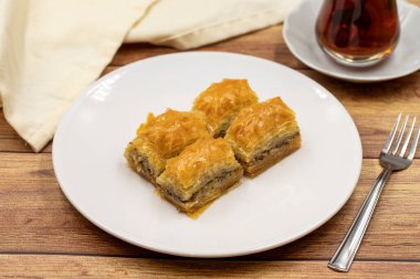 Ahşap arka planda ceviz baklavası. Geleneksel Türk mutfağı lezzetleri. Yakın plan..