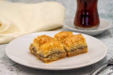 Taş zeminde ceviz baklavası. Geleneksel Türk mutfağı lezzetleri. Yakın plan..