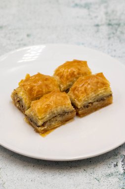 Taş zeminde ceviz baklavası. Geleneksel Türk mutfağı lezzetleri. Yakın plan..