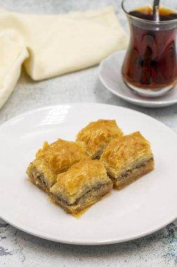 Taş zeminde ceviz baklavası. Geleneksel Türk mutfağı lezzetleri. Yakın plan..