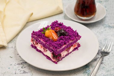 Taş zeminde porsiyon meyveli pasta. Geleneksel Türk mutfağı lezzetleri. Yakın plan..