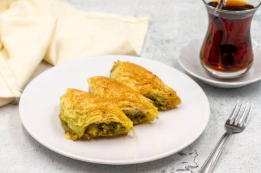 Taş zemin üzerinde Pistachio baklava (Sobiyet). Geleneksel Türk mutfağı lezzetleri. Yakın plan..