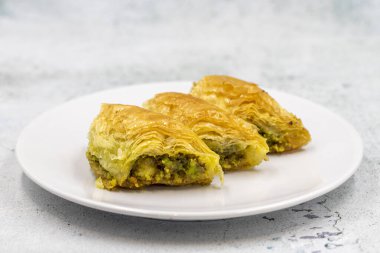Taş zemin üzerinde Pistachio baklava (Sobiyet). Geleneksel Türk mutfağı lezzetleri. Yakın plan..