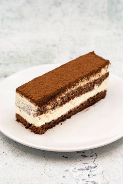 Taş zeminde tiramisu keki. Geleneksel dünya mutfağı lezzetleri. Yakın plan..