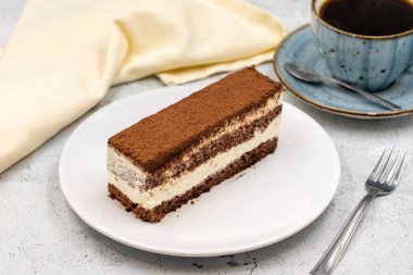 Taş zeminde tiramisu keki. Geleneksel dünya mutfağı lezzetleri. Yakın plan..