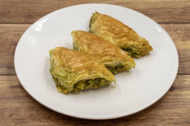 Ahşap arka planda Pistachio baklava (Sobiyet). Geleneksel Türk mutfağı lezzetleri. Yakın plan..