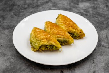 Koyu arkaplanda Pistachio baklava (Sobiyet). Geleneksel Türk mutfağı lezzetleri. Yakın plan..