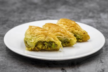 Koyu arkaplanda Pistachio baklava (Sobiyet). Geleneksel Türk mutfağı lezzetleri. Yakın plan..