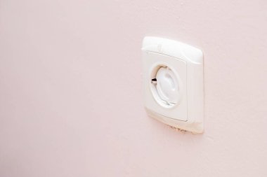 Fiş, elektrik prizinin elektrik şokuna karşı mekanik koruması, çocuklar için güvenli ev. Yatay görüş. Seçici odak