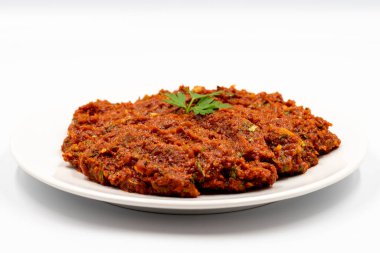 Beyaz arka planda acı biber ezmesi. Baharat ezmesi. Bir çeşit yardımcı gibi. Türk mutfağı mezeleri. Yatay görüş. Kapat.