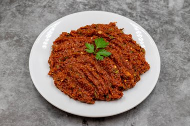 Koyu arkaplanda acı biber ezmesi. Baharat ezmesi. Bir çeşit yardımcı gibi. Türk mutfağı mezeleri. Yatay görüş. Kapat.