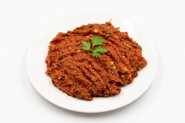 Beyaz arka planda acı biber ezmesi. Baharat ezmesi. Bir çeşit yardımcı gibi. Türk mutfağı mezeleri. Yatay görüş. Kapat.